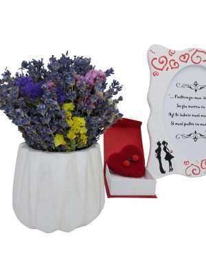Set cadou pentru ea cu indragostiti 3 piese ghiveci cu flori de lavanda rama foto indragostiti si brosa realizate manual in Romania ILIF10104 1