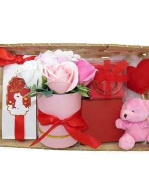 Set cadou 7 piese pentru iubita cu ursulet, flori din sapun, ciocolata si inimioara – ILIF10210