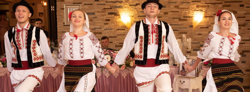 Dansatori la ceremonii "Trandafir'
